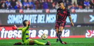 Los Xolos golean al líder Cruz Azul y ponen un pie en la semifinal