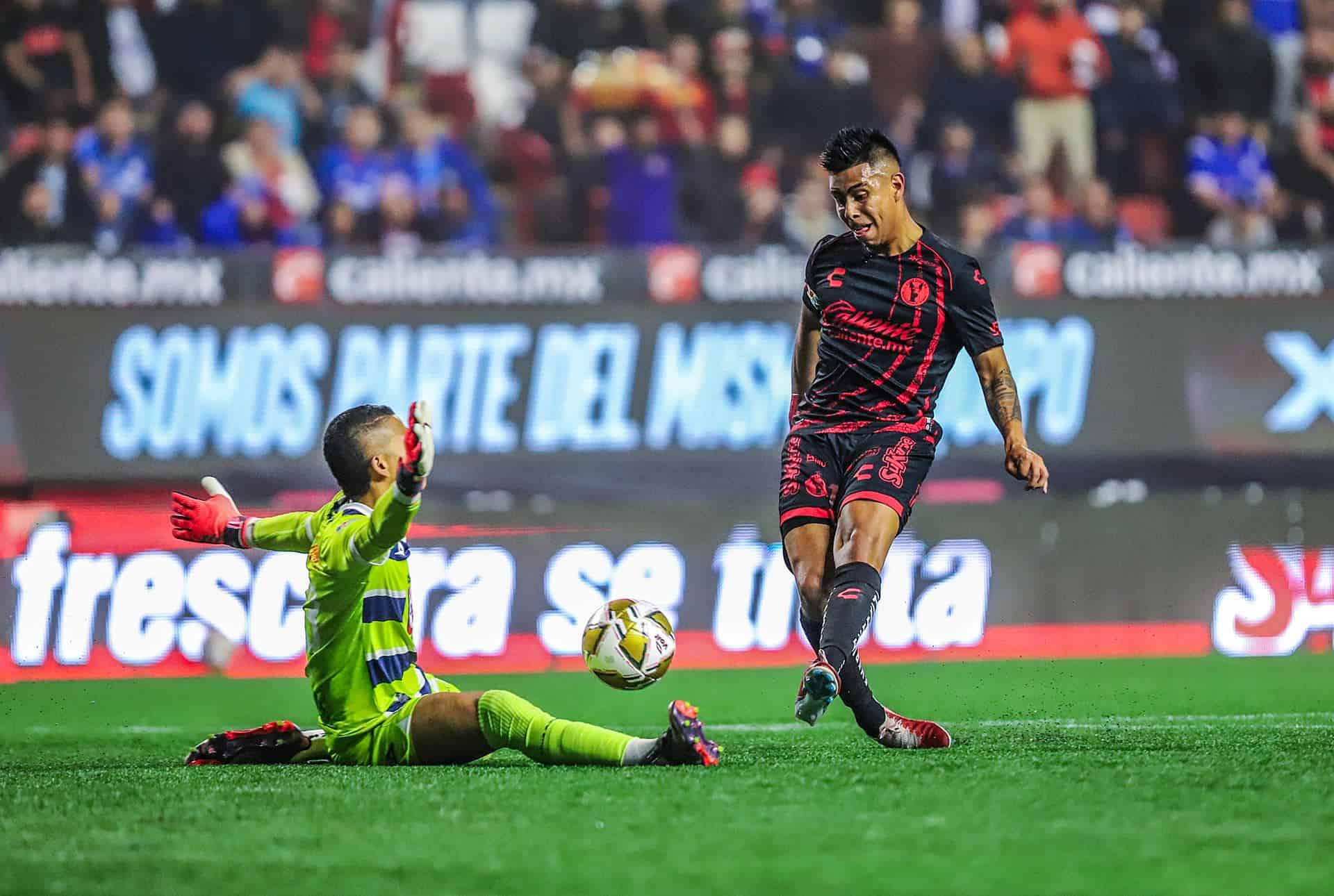 Los Xolos golean al líder Cruz Azul y ponen un pie en la semifinal