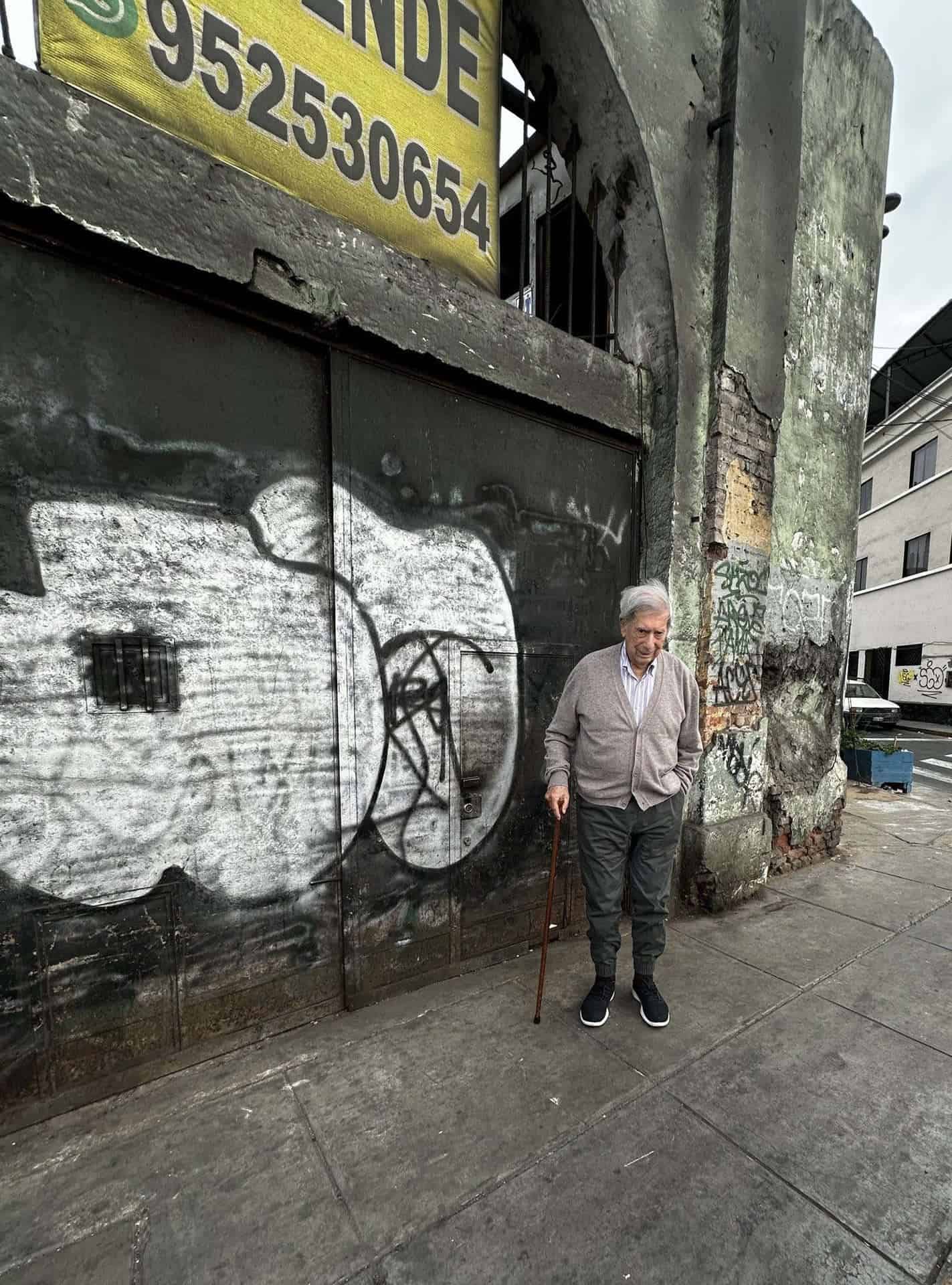 Vargas Llosa vuelve al antiguo bar La Catedral, que inspiró su novela de 1969