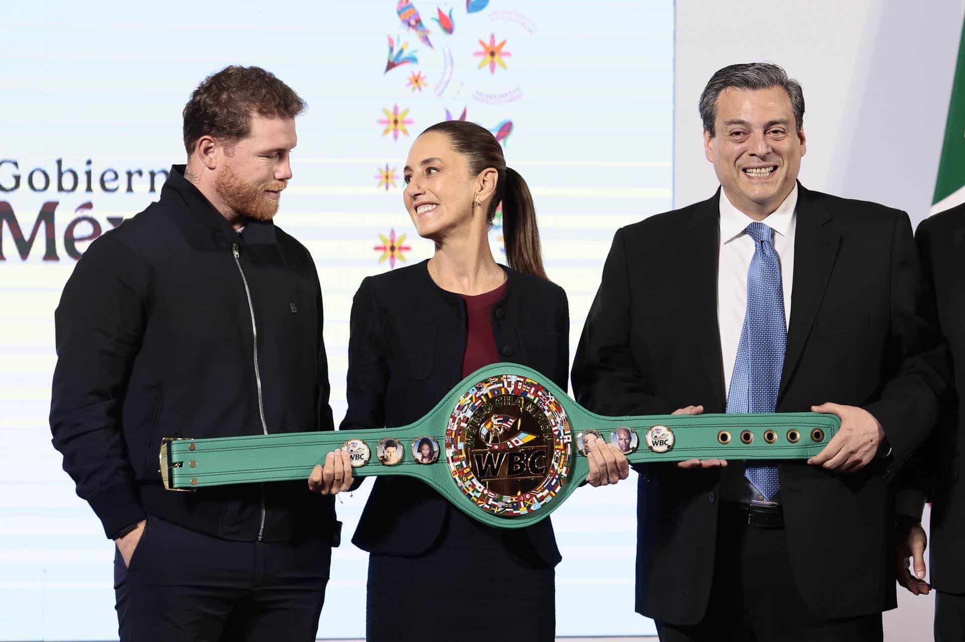 Saúl ‘Canelo’ Álvarez entrega “guantes blancos de la paz” a Sheinbaum