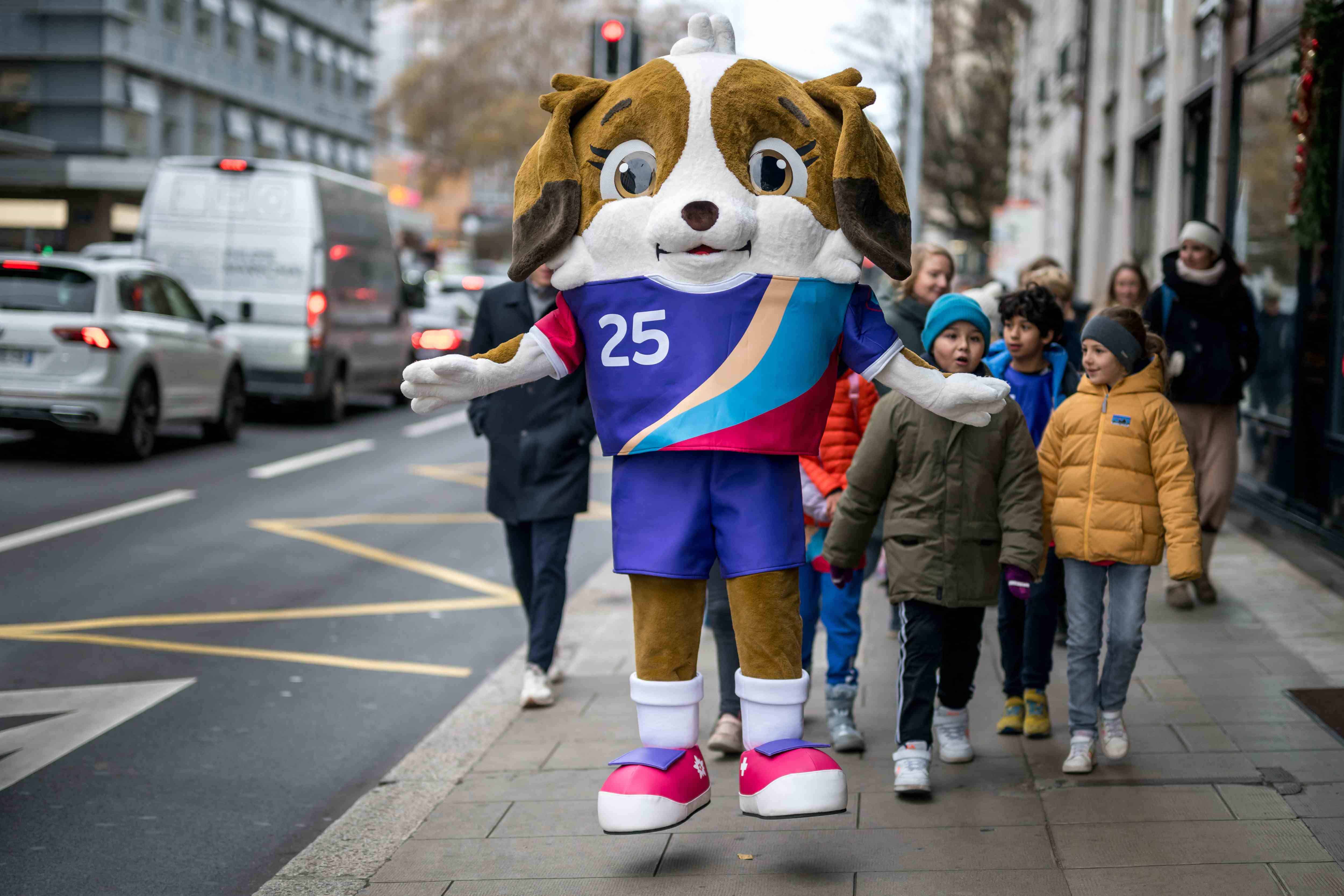 Suiza homenajea con la mascota de la Eurocopa femenina a una pionera