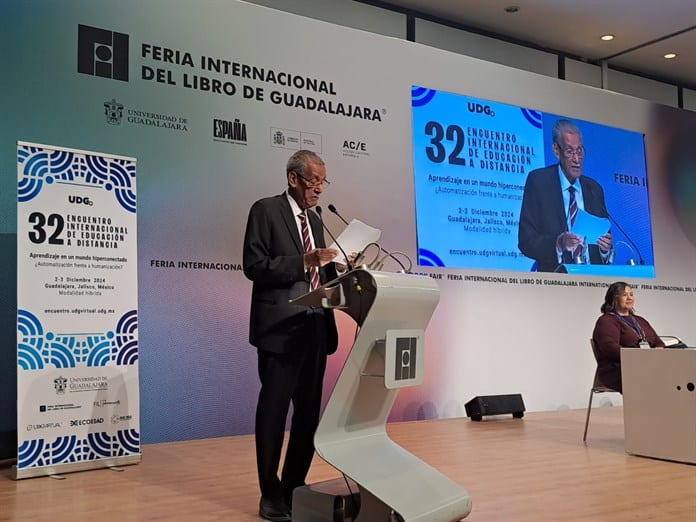 FIL: Rector del Sistema de Universidad Virtual de UdeG recibe reconocimiento por su labor en la educación digital