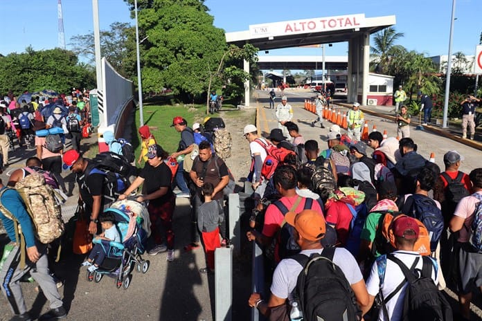 La caravana migrante se topa con el bloqueo de las autoridades en el sur de México