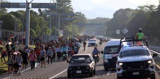 La caravana migrante se topa con el bloqueo de las autoridades en el sur de México