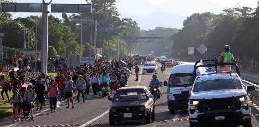 La caravana migrante se topa con el bloqueo de las autoridades en el sur de México