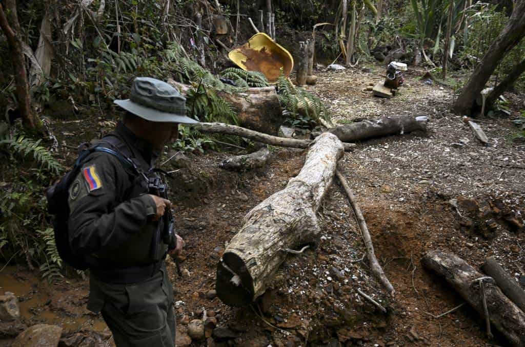 La batalla contra las minas ilegales de oro en Colombia