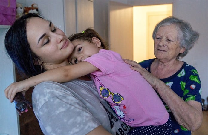 Separadas por el conflicto, una madre rusa y su hija se reencuentran gracias un ucraniano