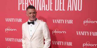 Alejandro Sanz recibe el Premio Personaje del Año 2024 rodeado de 3.000 rosas ecuatorianas