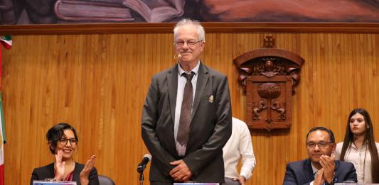 La química debe enseñarse desde la educación básica, recomendó el premio Nobel Morten Meldal