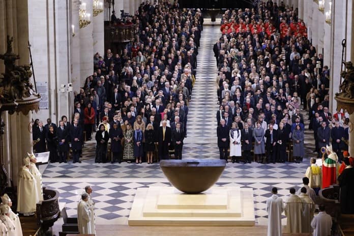 Notre Dame de París abre de nuevo sus puertas al mundo