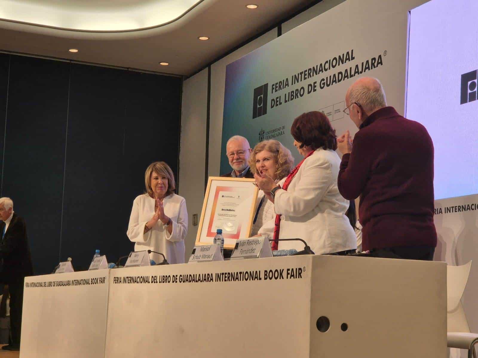 Merry MacMasters recibe el Homenaje Nacional de Periodismo Cultural Fernando Benítez 2024 en la FIL Guadalajara