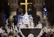 La catedral de Notre Dame celebra sus primeras dos misas cinco años después del incendio