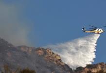 Miles de evacuaciones por feroz incendio forestal que avanza en Malibú