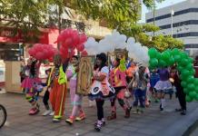 Con una caminata en Paseo Alcalde, decenas de payasos celebraron su Día