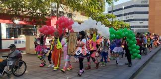 Con una caminata en Paseo Alcalde, decenas de payasos celebraron su Día