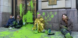 Manifestantes manchan con pintura sede en Berlín de cumbre sobre gas