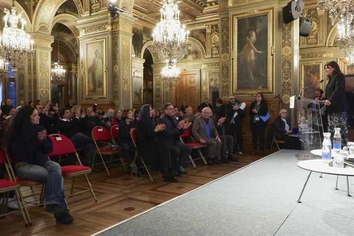 París otorga la ciudadanía honorífica a Paul Watson, el defensor de ballenas encarcelado