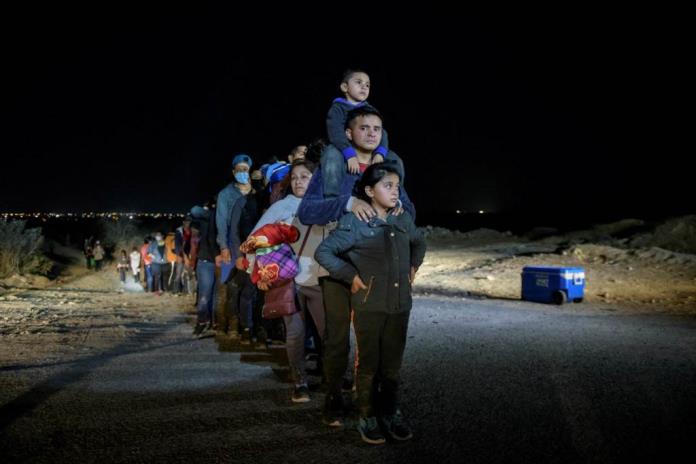 Bajan las temperaturas en Texas, pero no el flujo de migrantes