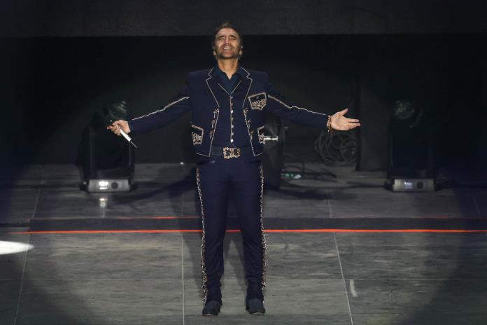 Alejandro Fernández abre Starlite Christmas en Madrid con un tributo a México y a su padre