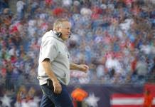 Belichick, leyenda de NFL de 72 años , niega llegar al fútbol colegial para retirarse