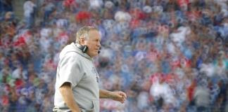 Belichick, leyenda de NFL de 72 años , niega llegar al fútbol colegial para retirarse