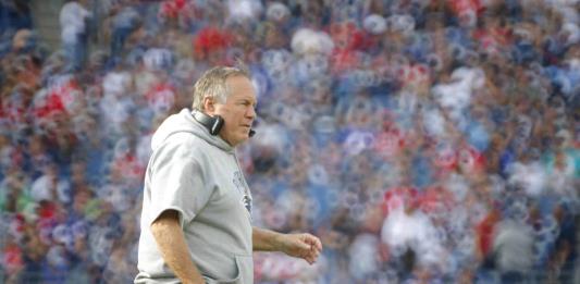 Belichick, leyenda de NFL de 72 años , niega llegar al fútbol colegial para retirarse