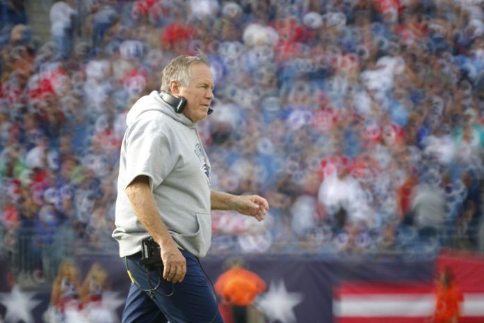 Belichick, leyenda de NFL de 72 años , niega llegar al fútbol colegial para retirarse