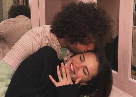 La cantante Selena Gómez se ha comprometido con el productor Benny Blanco