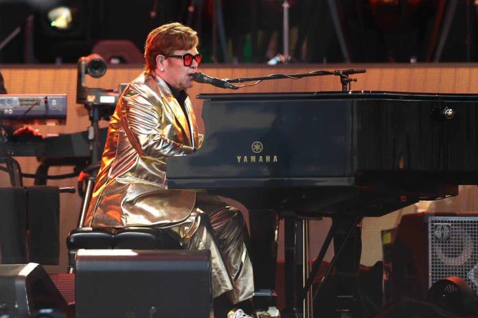 El cantante Elton John, icono del año 2024 para la revista Time