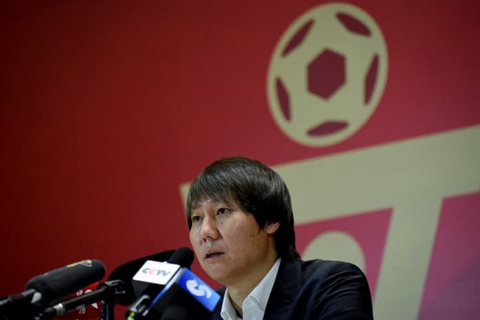 Exseleccionador de fútbol chino condenado a 20 años de cárcel por corrupción