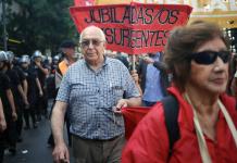 Jubilados, los grandes perdedores del primer año de gobierno de Milei en Argentina