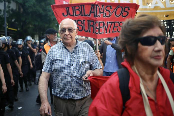 Jubilados, los grandes perdedores del primer año de gobierno de Milei en Argentina
