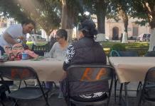 Imparten taller de cartonería en el barrio de San Felipe