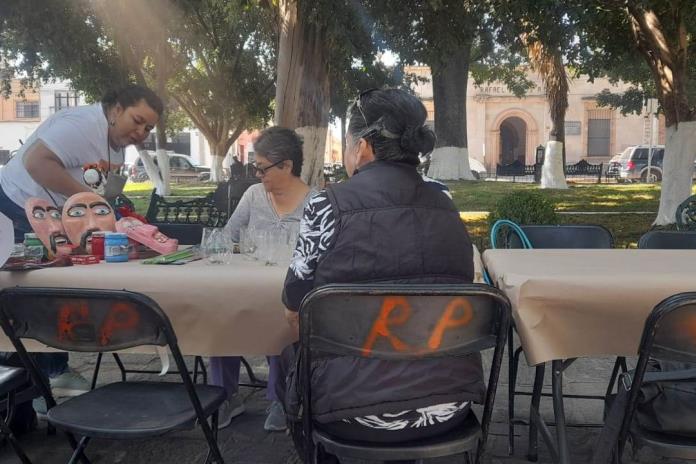 Imparten taller de cartonería en el barrio de San Felipe