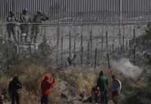 Agentes estadounidenses disparan bolas de pimienta a migrantes en frontera norte de México