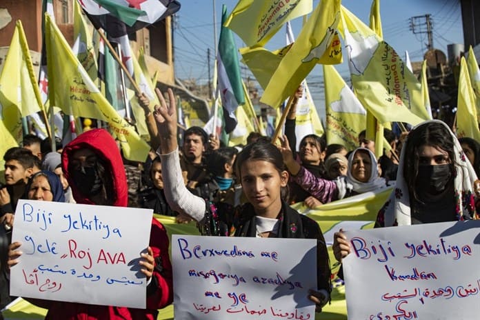 Cientos de manifestantes en Siria por la democracia y los derechos de las mujeres