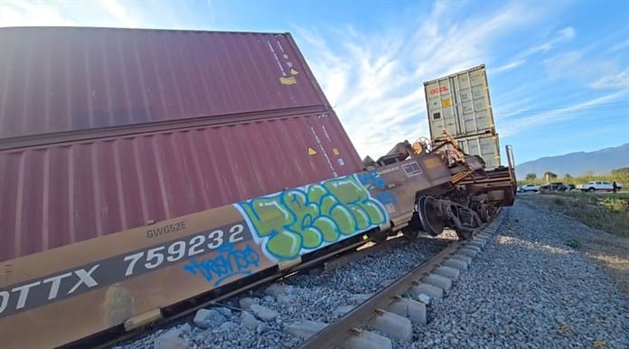 Descarrilamiento de tren en Zapotiltic provoca cierre de carretera