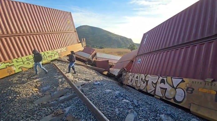 Descarrilamiento de tren en Zapotiltic provoca cierre de carretera