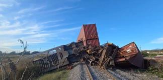 Descarrilamiento de tren en Zapotiltic provoca cierre de carretera