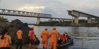 Al menos dos muertos y 12 desaparecidos tras derrumbe de puente en Brasil