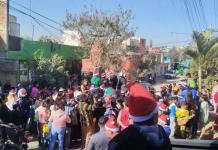 Un grupo de amigos cumple 17 años transformando la Navidad en colonias vulnerables de Zapopan
