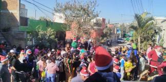 Un grupo de amigos cumple 17 años transformando la Navidad en colonias vulnerables de Zapopan