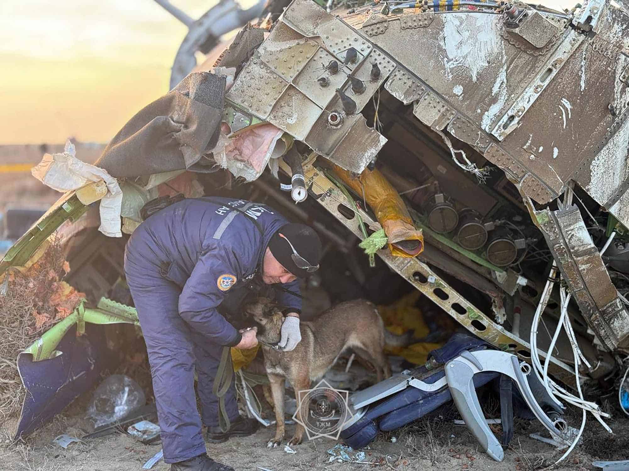 Investigan accidente de avión en Kazajistán en medio de sospechas de derribo