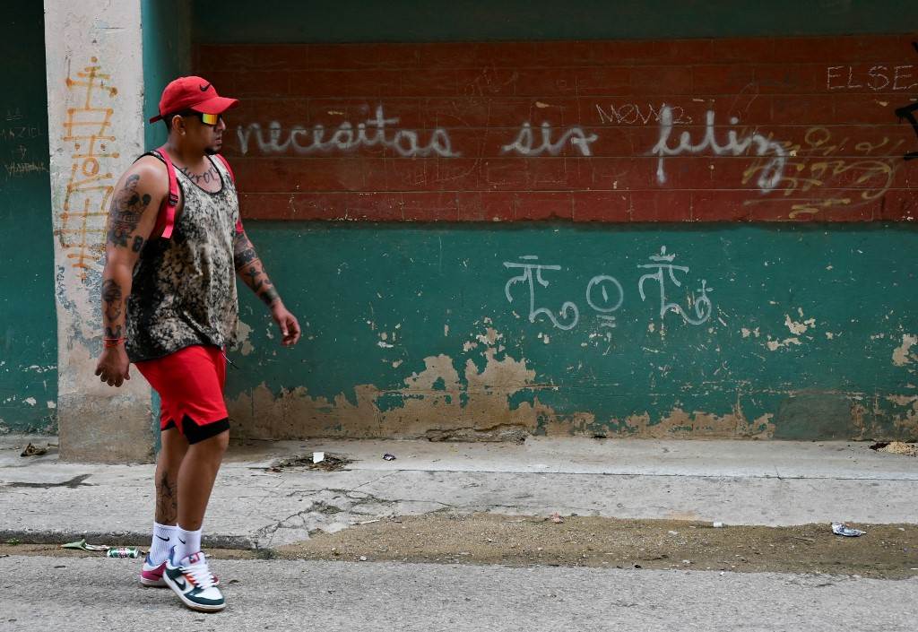 Necesitas ser feliz, un grafiti que resuena en los muros de La Habana