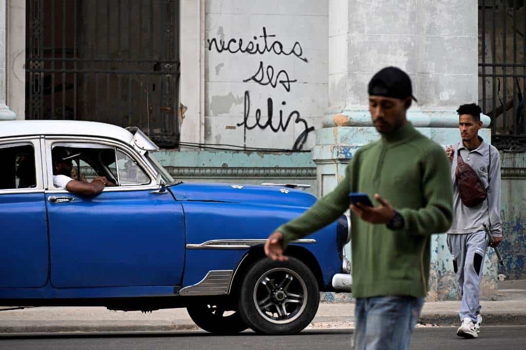 Necesitas ser feliz, un grafiti que resuena en los muros de La Habana