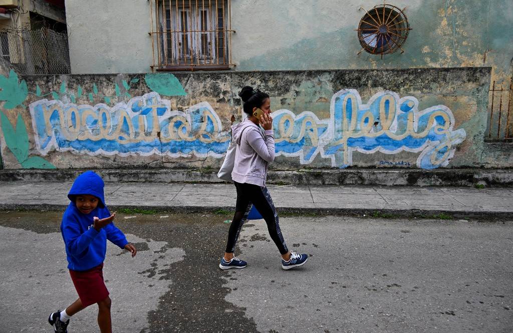 Necesitas ser feliz, un grafiti que resuena en los muros de La Habana