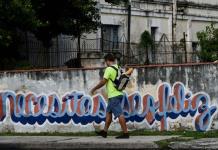 Necesitas ser feliz, un grafiti que resuena en los muros de La Habana