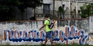 Necesitas ser feliz, un grafiti que resuena en los muros de La Habana