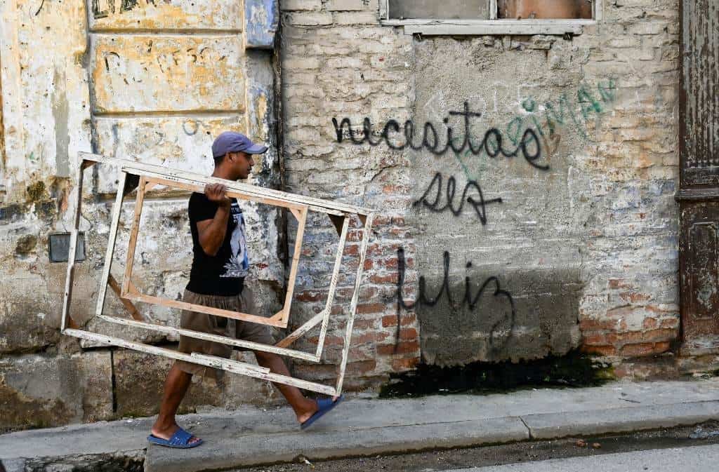 Necesitas ser feliz, un grafiti que resuena en los muros de La Habana