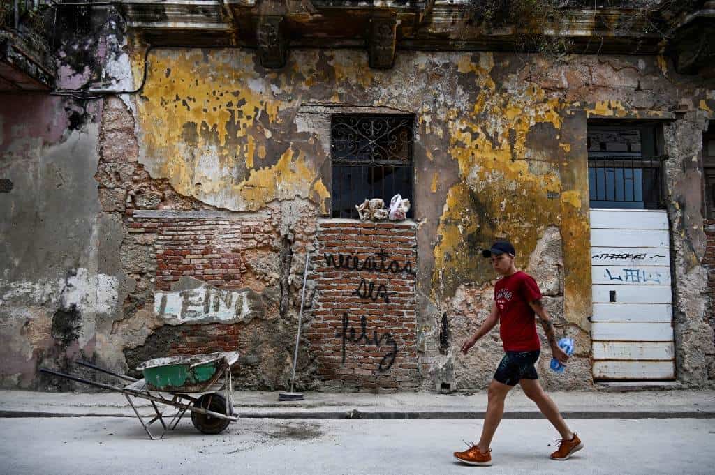 Necesitas ser feliz, un grafiti que resuena en los muros de La Habana